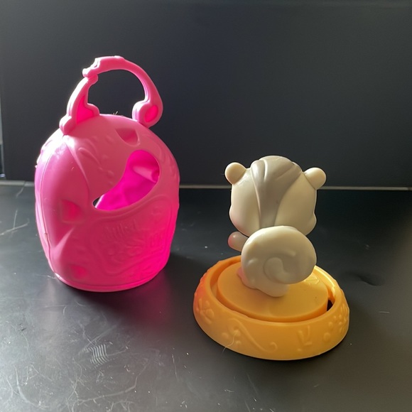 Bobble Head Squirrel with stand and canopy - Picture 4 of 5